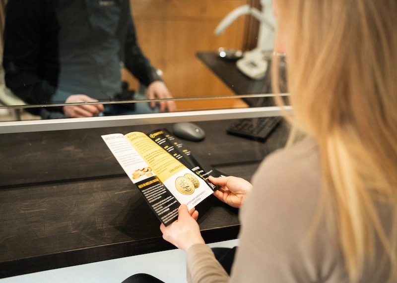 Customer reading Jalonom's leaflet