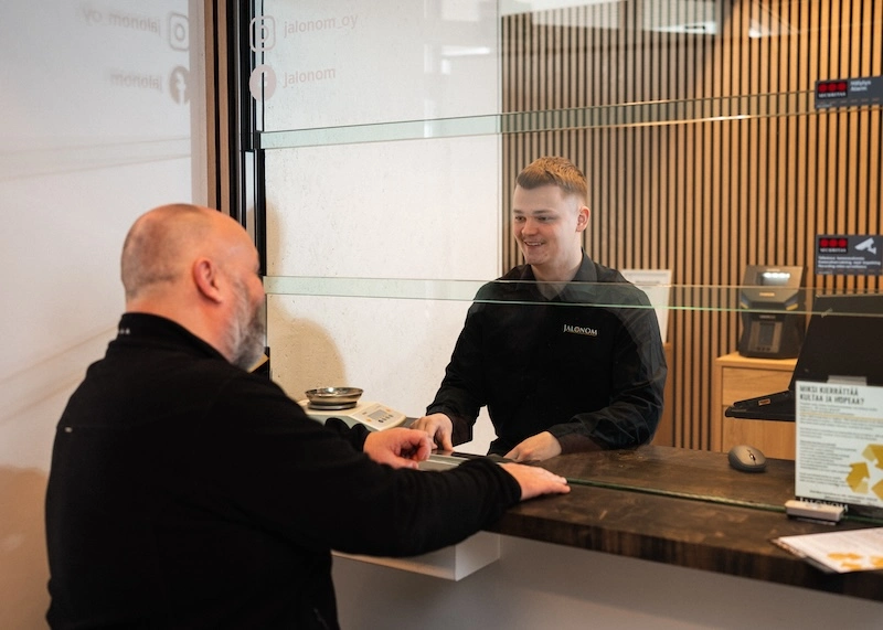Jalonom customer service helping a customer